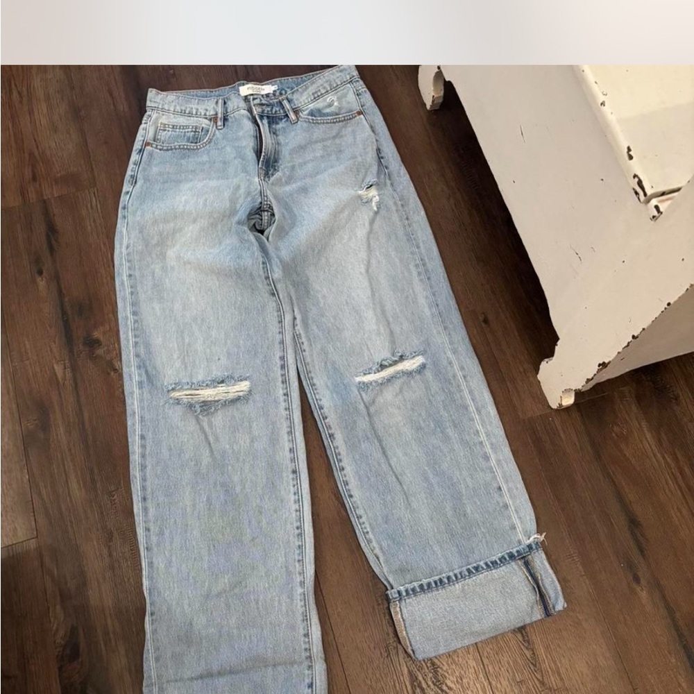 Light Wash Distressed Women’s Jeans